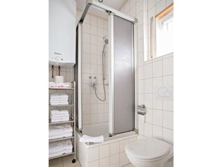 Badezimmer mit Dusche und WC