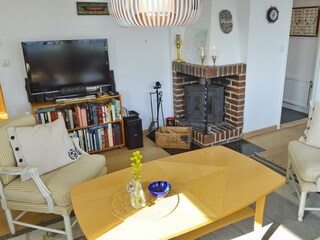 TV (nur schwedische Programme) und Kamin im Wohnzimmer