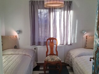 Schlafzimmer 3 mit zwei Einzelbetten