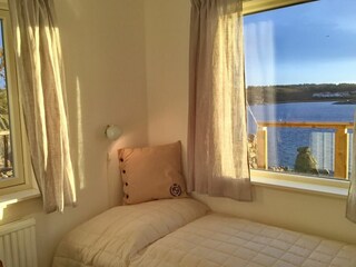 Schlafzimmer 3 mit zwei Einzelbetten und Meerblick