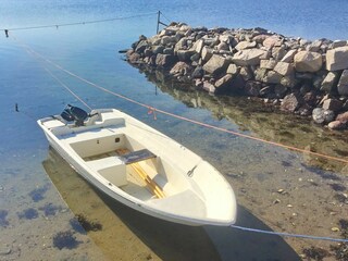 das hauseigene Boot mit Motor (Liegeplatz ca. 50m)