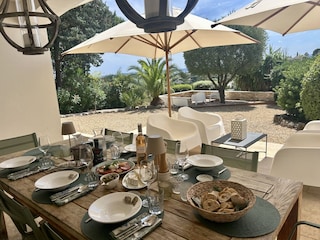 Schattige Veranda mit Essplatz