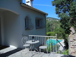 Entrance area overlooking the pool