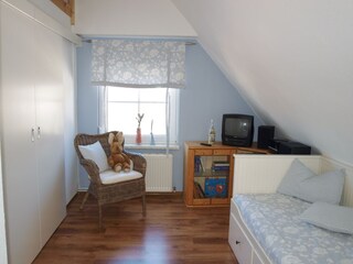 Kinderzimmer mit Treppe zum Schlafboden