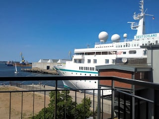 Blick vom Balkon auf den Kreuzfahrtanleger.