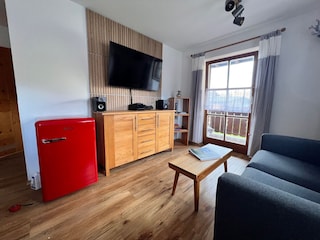 Blick ins Wohnzimmer mit 50" TV