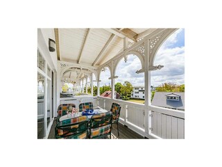 großer überdachter Balkon mit Tisch und Stühlen
