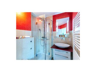 Badezimmer mit Dusche