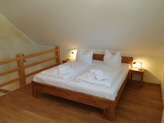 Schlafzimmer mit Doppelbett 1,80 m breit