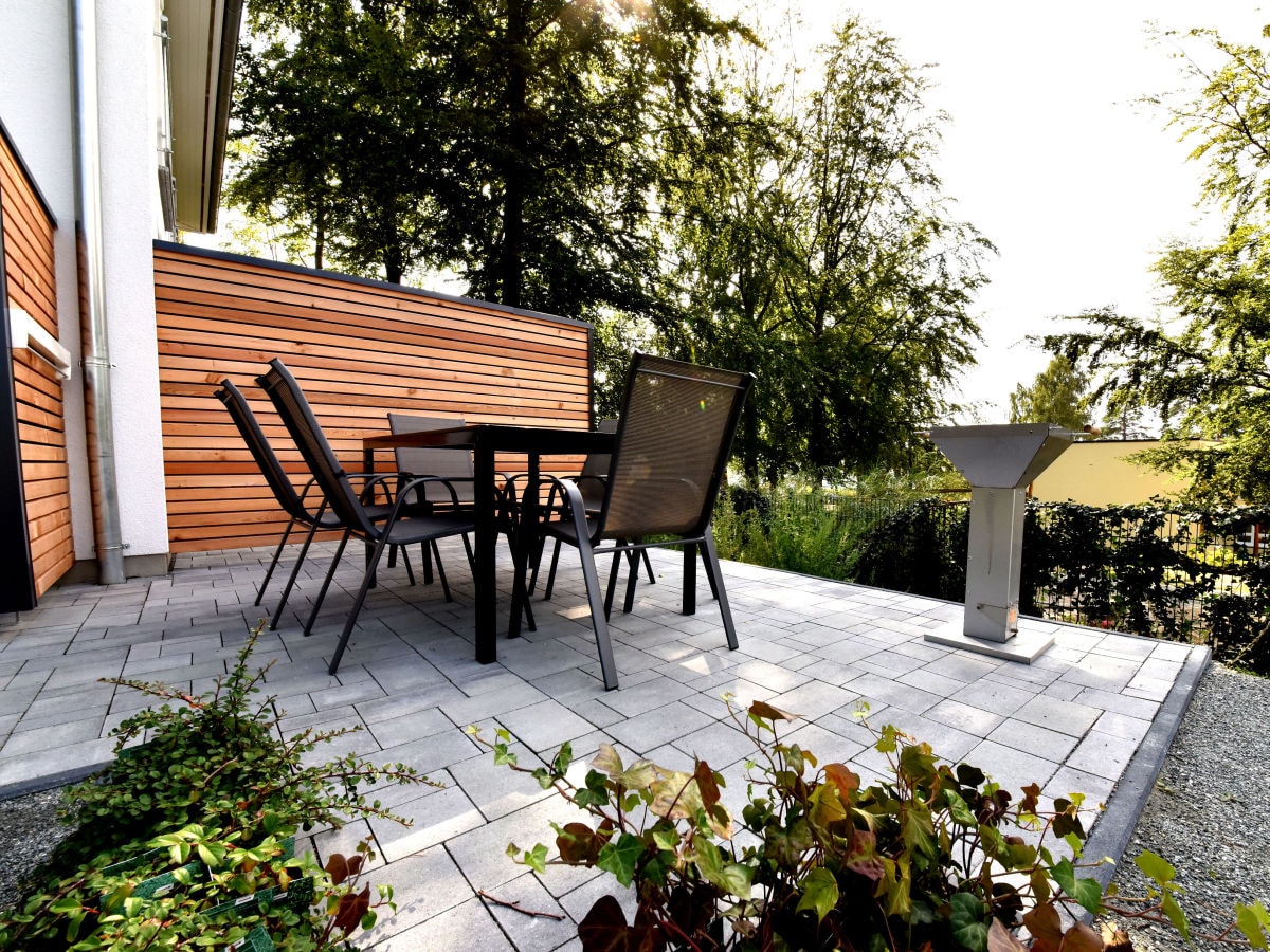 Terrasse mit Grill und Blick auf den Kindergarten