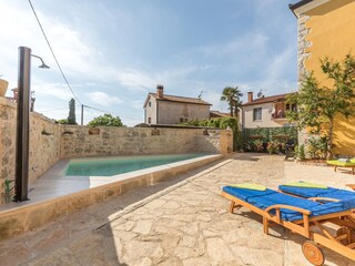 Outdoorshower and Sunloungers at the Pool