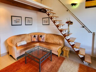 Couch und Aufgang zur Galerie