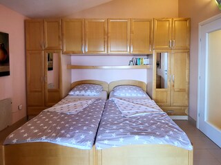 Schlafzimmer mit Doppelbett