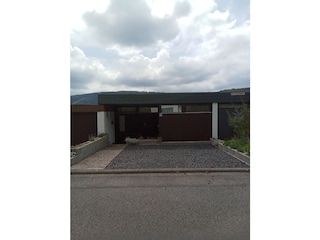 Nordseite mit Zuganng zum Ferienhaus