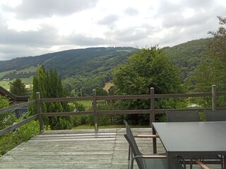 Terasse jetzt mit Geänder und neue Möbel