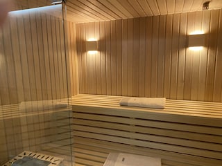 Sauna mit Glasfront zum Bild beleuchtet