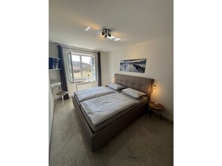 Neues Lederbett mit extradicker Matratze