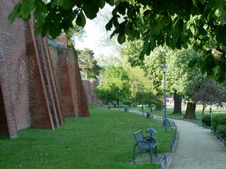 Die Promenade am Hafen unterhalb der Stadmauer