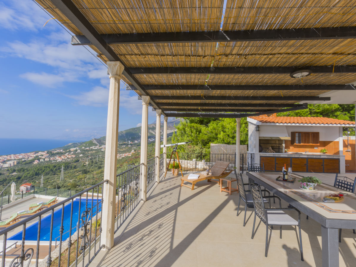 Terrasse mit Kamin und traumhaften Meerblick