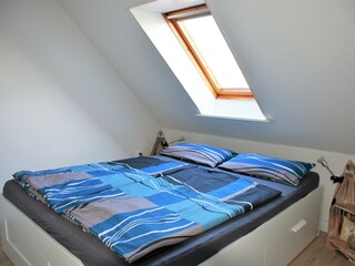 Schlafzimmer mit Doppelbett