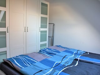 Schlafzimmer mit großen Kleiderschrank