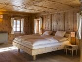Zimmer mit Massivholzmöbeln aus Zirbenholz