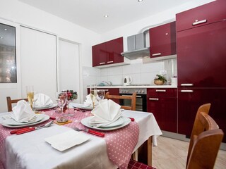 Gut ausgestattete Küche