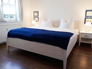 Das Schlafzimmer mit TV, Kleiderschrank und Außenrollo.
