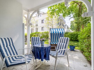 Die schöne Terrasse nach Südwesten mit Strandkorb.