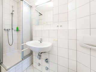 Das Bad bietet Dusche und WC.