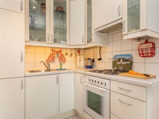 Küchenzeile mit Backofen, Kühlgefrierkombi etc.