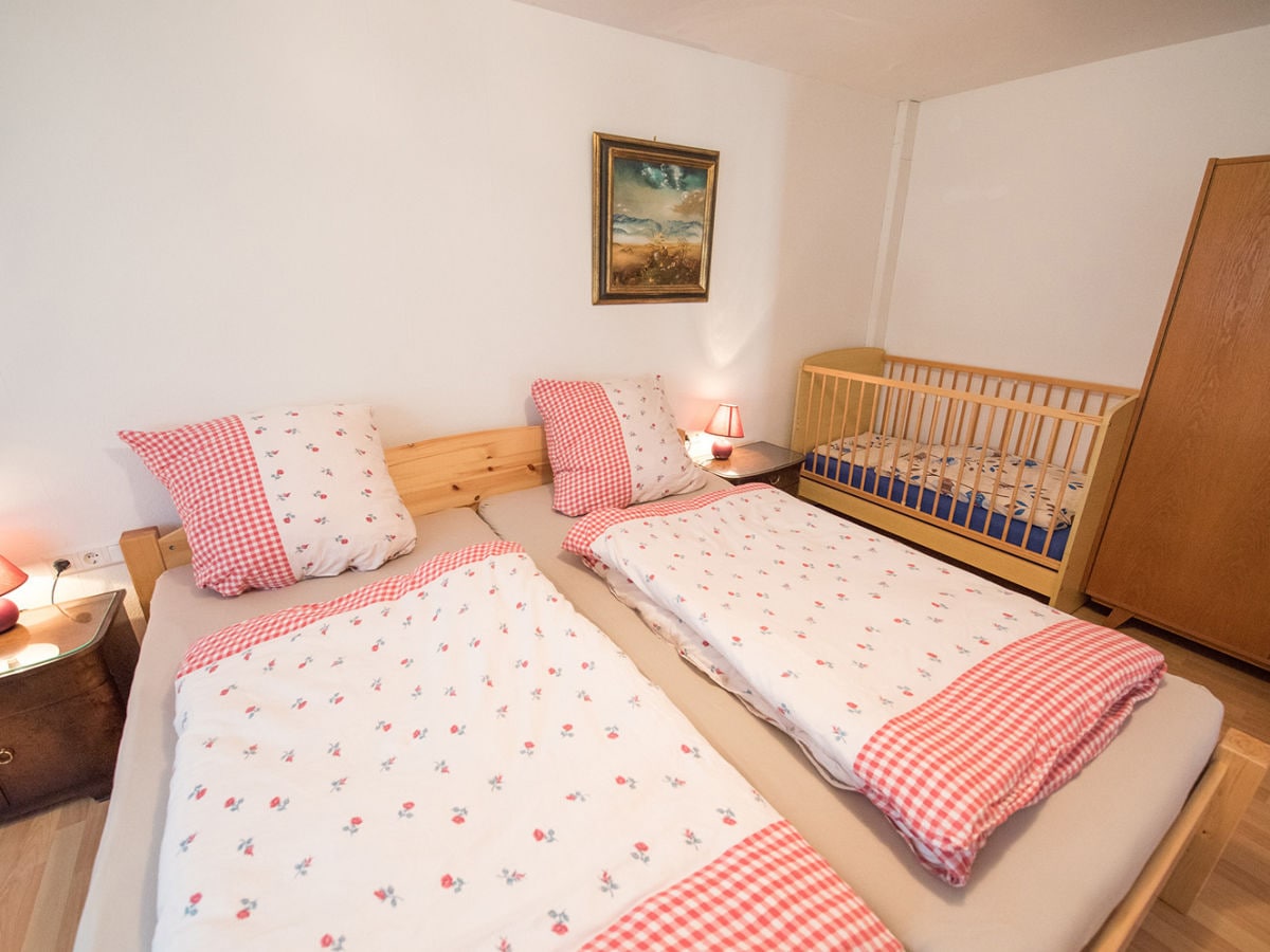 Schlafzimmer 2 mit Kinderbett Untere Wohnung