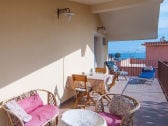 Balkon mit Meerblick und Gartenmöbeln