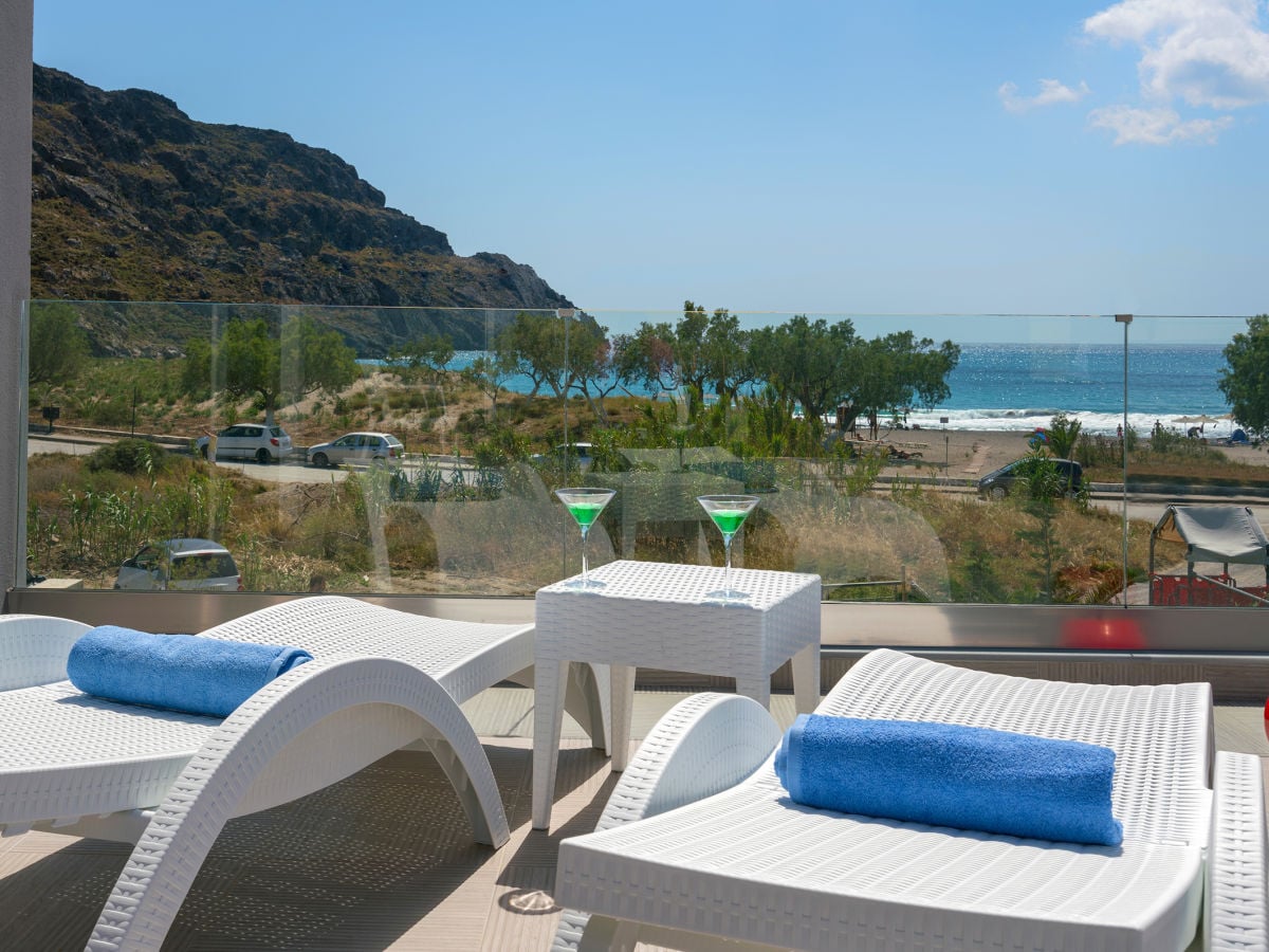 direkt am Strand - Terrasse mit Pool und Meerblick