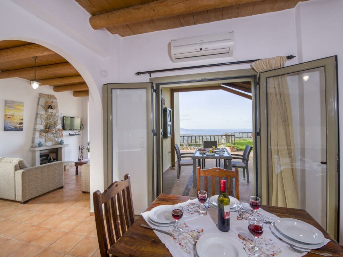 gemütliches Wohnzimmer mit Zugang zur Terrasse