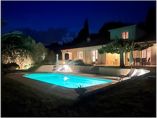 Villa bei Nacht