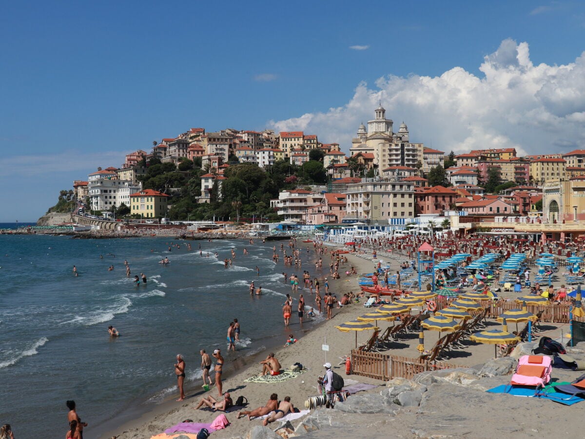 Badestrand mit Blick auf den Parasio