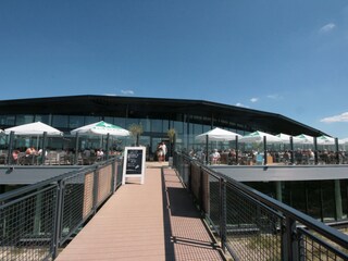 Strandpavillion am Strand mit Beachclub und Hallenbad