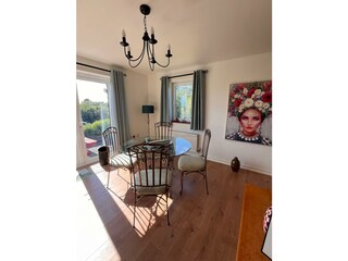 Esstisch mit Blick zur Bucht und in den Garten