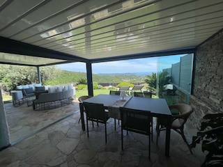 Grosszügige überdachte Terrasse