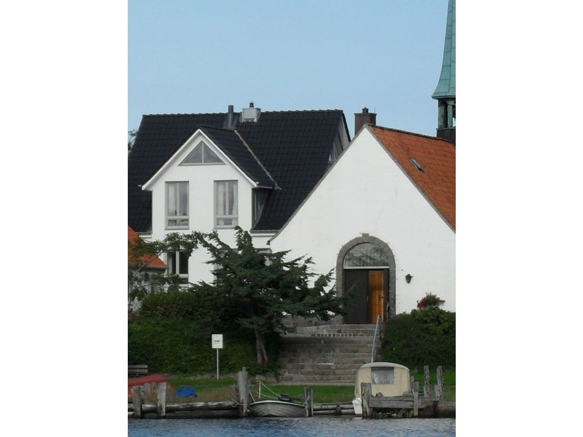 Das Ferienhaus vom Wasser aus gesehen