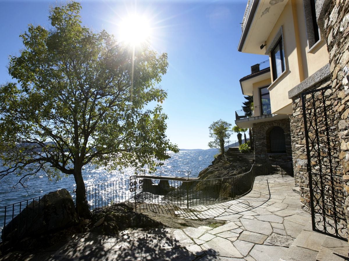 Ca. 105 m² große, sonnige Seeterrasse mit Traumseesicht