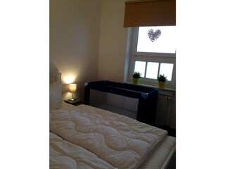 Schlafzimmer mit Babybett bei bedarf