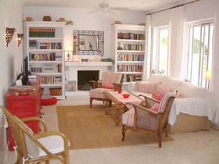 Wohnzimmeransicht mit Sofa und Sesseln