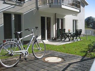 Unsere Terrasse mit kleinem Garten