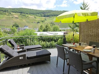 Großer Balkon mit Sonnenliegen