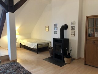 Separates Bett im Wohnbereich