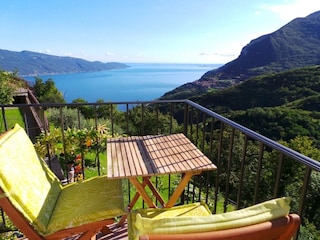 Terrassensitzplatz mit Seeblick und Bergblick