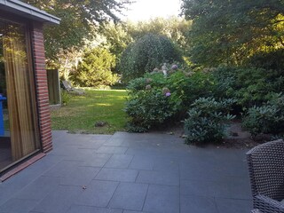 Terasse mit Blick in den Garten