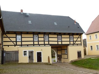 Hofseite mit Eingang zum Ferienhaus